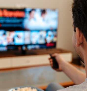 المسافة المناسبة بين الجلسة والتلفزيون
